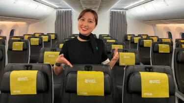 【ZIPAIR】国際女性デーに合わせて機内の座席カバーをHAPPY WOMAN®︎コラボデザインに
