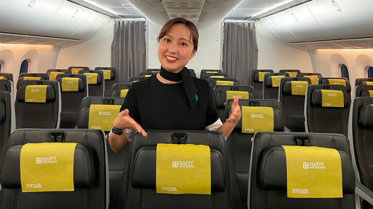 【ZIP AIR】国際女性デーに合わせて機内の座席カバーをHAPPY WOMAN®︎コラボ限定デザインに