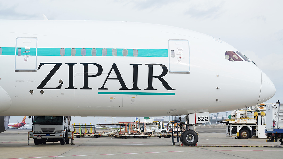 【ZIPAIR】国際女性デーに合わせて機内の座席カバーをHAPPY WOMAN®︎コラボ限定デザインに